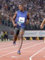 Nove meses após derrota, Bolt bate Powell por 0s02 e leva ouro nos 100m